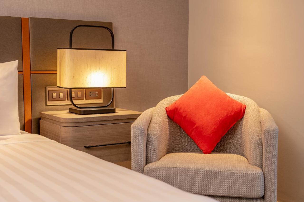 Nh Bangkok Sukhumvit Boulevard Екстер'єр фото A lamp on a bedside table